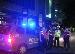 Jaga Kejahatan 3C, Polsek Simokerto Lakukan Pemantauan dan Pemukiman di Donorejo Wetan