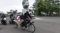 Bersepeda Membawa Keranda Menuju Jakarta, Demi Menolak Lupa Tragedi Kanjuruhan