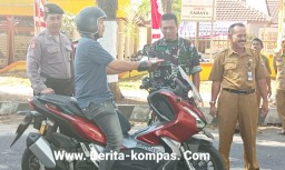 Sambut HUT Kemerdekaan Ke-78, Koramil 0822/01 Bondowoso Dan Bhabinkamtibmas Bagikan Bendera Merah Putih Kepada Warga