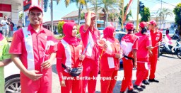 Dipandu Polri, Seluruh Pengendara Berhenti Untuk Hormat Bendera Merah Putih Saat Detik - Detik Proklamasi