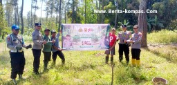 Lestarikan Hutan, Polsek Tlogosari Polres Bondowoso Tanam Ratusan Pohon