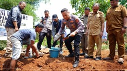 Polri Bantu Warga Korban Kebakaran di Bandung
