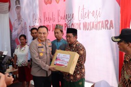 Jum'at Curhat dan Polri Peduli Budaya Literasi, Polrestabes Surabaya Bagikan Buku, Al-Quran dan Al-Qitab