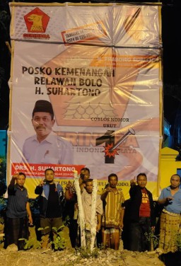 Pemasangan Banner Relawan Bolo Drs, Suhartono
