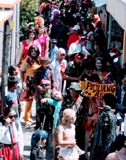 Antusias Warga RT 05 Banyu Urip Kidul Ikuti Karnaval dalam Memeriahkan HUT RI ke-78