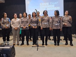 Vokal Grup Polres Tabanan Tampil Memukau Jemaat, Bawakan Lagu Rohani Saat Minggu Kasih