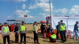 Polres Tabanan Amankan Giat Layang - Layang Kite Festival Ke - 4 di Banjar Sangging, Desa Kelating Kecamatan Kerambitan