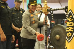 AKBP Ida Ayu Wikarniti, S.E , Pukul Gong Tanda Dimulainya Kapolres Bandara Cup 2023 Taekwondo Championship