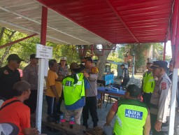 Kapolres Jembrana Serahkan Sarana Kontak Kepada Ojek Pelabuhan Gilimanuk