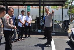 Pastikan Pelayanan SIM Profesioanal, Kapolres Pamekasan Cek Satpas