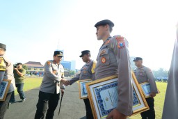 Kapolda Jatim Berikan 161 Penghargaan Untuk Personel Polri dan PNS Polda Jatim