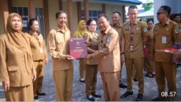 Sekda Kapuas Hulu Menyerahkan Satya Lencana Kepada ASN di Lingkungan Dinas Pendidikan dan Kebudayaan