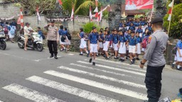 Polsek Sidemen Polres Karangasem Gatur Lalin Saat Bubaran Sekolah