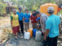 Polres Nganjuk Bersama BPBD dan Siswa SMKN 1 Lengkong Berikan Bantuan Air Bersih Kepada Warga 