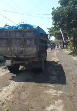 Warga Desa Karangsono Keluhkan Jalan Rusak Belum Ada Perbaikan Yang Terkesan Dibiarkan