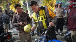 DiRazia, Dua Pemuda Nekat Loncat Karena Bawa Narkoba