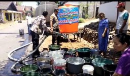Polsek Ngetos Bersama BPBD Kabupaten Nganjuk dan Pemdes Salurkan Air Bersih Untuk 120 KK Warga Dusun Jatirejo