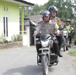 Kapolres Buleleng Bersama Bhabinkamtibmas Berpatroli Sambangi Warganya