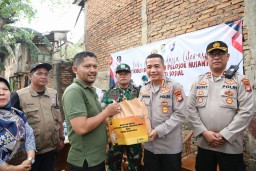 Polri Peduli Budaya Literasi, Polres Metro Jakarta Timur Bagikan Buku dan Al Qur'an Kepada Anak-anak Pengajian di Daerah Slum Area