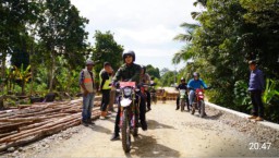 Bupati Kapuas Hulu Meninjau Progres Pekerjaan Ruas Jalan Simpang Sayut - Nanga Saray