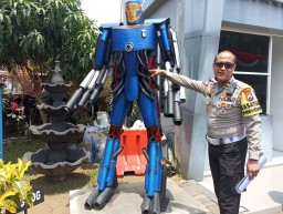 Kreatif dan Edukatif, Ratusan Knalpot Brong Sitaan Dijadikan Patung Robot Oleh Polresta Malang Kota