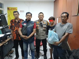 Rusak Pintu Toko, Pencuri ini Malah Dikasih Sembako Polsek Tambaksari