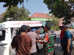 Polres Nganjuk bersama-sama TNI, Pemdes Rowoharjo dan Dinas Kesehatan Bantu ODGJ