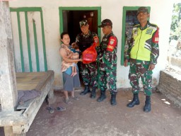 Peduli Dengan Anak Stunting dan Warga Kurang Mampuh di Wilayah Binaan, Danramil 0115 Kecamatan Cimanggu Kunjungi Sekaligus Beri Bantuan Sembako