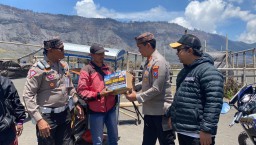 Polri Peduli, Polres Probolinggo Gelar Baksos dan Bersih Sampah di Bromo Tengger Semeru