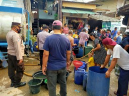Polsek Sunda Kelapa dan Dermawan Berikan Bantuan Air Bersih Kepada Warga Muara Angke