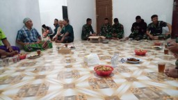 Eratkan Ukhuwah Islamiah, Personil Satgas TMMD Rektas ke118 Kodim 1204 / Sanggau Ikut Yasinan Malam Jumat