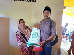 Pemerintah Desa Batu Hideng Kecamatan Cimanggu Menyalurkan Bantuan Beras 10 Kg Dari Dinas Sosial Kabupaten Pandeglang