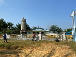 Bersama Warga, Satgas TMMD Rektas ke 118 Gotong-royong Bersihkan Masjid