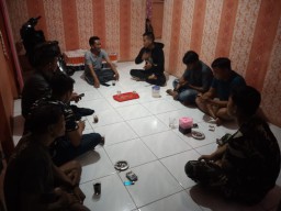 Satgas TMMD Rektas ke 118 Kodim 1204 /Sanggau Anjangsana ke Rumah Warga di Malam Hari