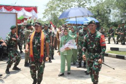 Kunjungi Satgas Yonarmed 10/Bradjamusti, Pangdam XII/Tpr Minta Prajurit Bantu Masyarakat Perbatasan