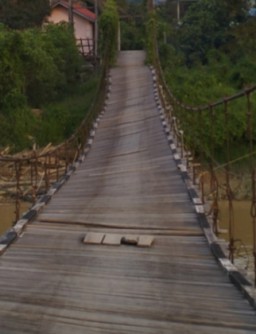 Warga Desa Delintas Karya Keluhkan Jembatan Gantung Miring