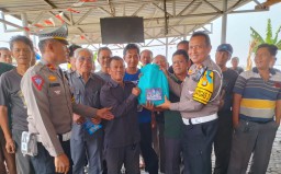 Satlantas Polresta Bandara Soekarno-Hatta (Soetta) Bagikan Paket Sembako kepada sopir dan ojek Serta Masyarakat 