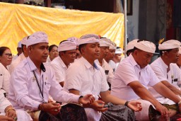 Upacara Mendem Citak Dasar pada Palinggih - Palinggih di Utama Mandala Pura Agung Pecangakan Kabupaten Jembrana