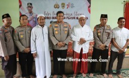 Peduli Budaya Literasi, Polres Bondowoso Berikan Buku Kepada Ponpes Nurul Burhan Badean