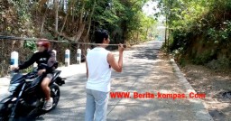 Warga Sekarputih Komplain Kabel Telkom Yang Menjuntai Kebawah, Membahayakan Pengguna Jalan