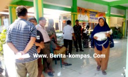 Babinsa Kademangan Kawal Penyaluran Bantuan Pangan Beras Kepada 315 KPM Pastikan Kondusif