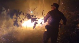 Sigap, Polisi Berhasil Padamkan Kebakaran Lahan Kosong di Pamekasan