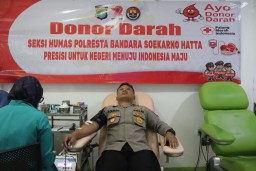 Seksi Humas Polresta Bandara Soekarno Hatta Gelar Bakti Kesehatan Berupa Donor Darah di Kantor PMI Kota Tangerang