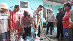 Polres Metro Jakarta Timur Bagikan Air Bersih Kepada Masyarakat slum Area di Duren Sawit