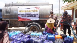 HUT Humas Polri ke-72, Polres Bangkalan Gelar Aksi Sosial, Bantu Warga Distribusikan Air Bersih