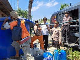 Kapolres Nganjuk Berangkatkan Bansos Air Bersih Dalam Rangkaian Kegiatan HUT Humas Polri Ke- 72 Tahun 2023
