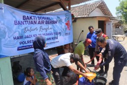 Sambut HUT Humas Polri Ke-72, Humas Polres Pasuruan Kota Salurkan Air Bersih