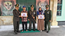 Sambut HUT TNI ke -78 Dandim Tabanan Berikan Bingkisan Kepada Veteran PKRI dan Warakauri