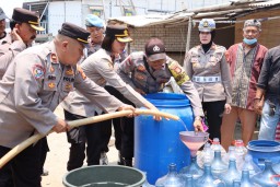 HUT Humas Polri ke-72, Polres Pelabuhan Tanjung Priok Gelar Aksi Sosial, Bantu Warga Distribusikan Air Bersih