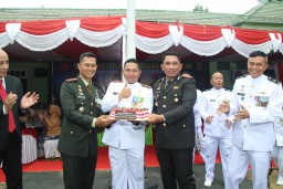 Sinergitas TNI-Polri, Polres Bangkalan Beri 'Suprise' HUT TNI ke-78 di Makodim Bangkalan